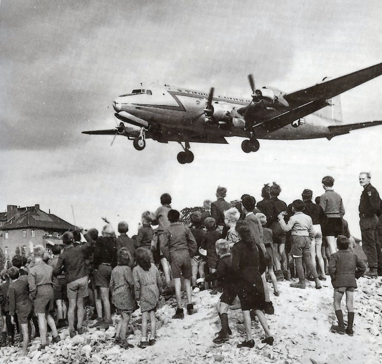 Avion C-54 américain atterrissant à Tempelhof lors du pont aérien de Berlin, 1948