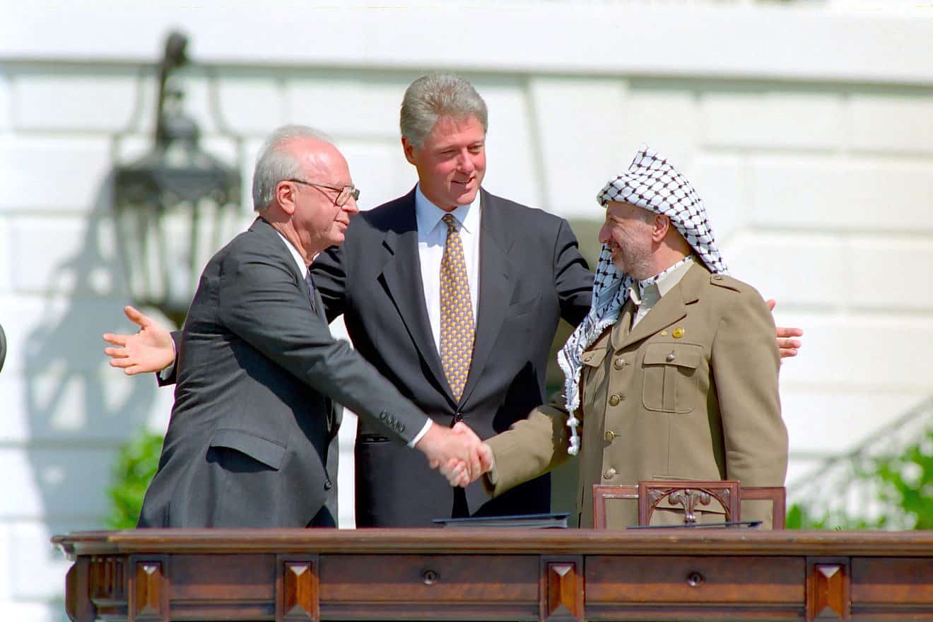 Poignée de main entre Yitzhak Rabin et Yasser Arafat, supervisée par Bill Clinton à la Maison Blanche, 13 septembre 1993