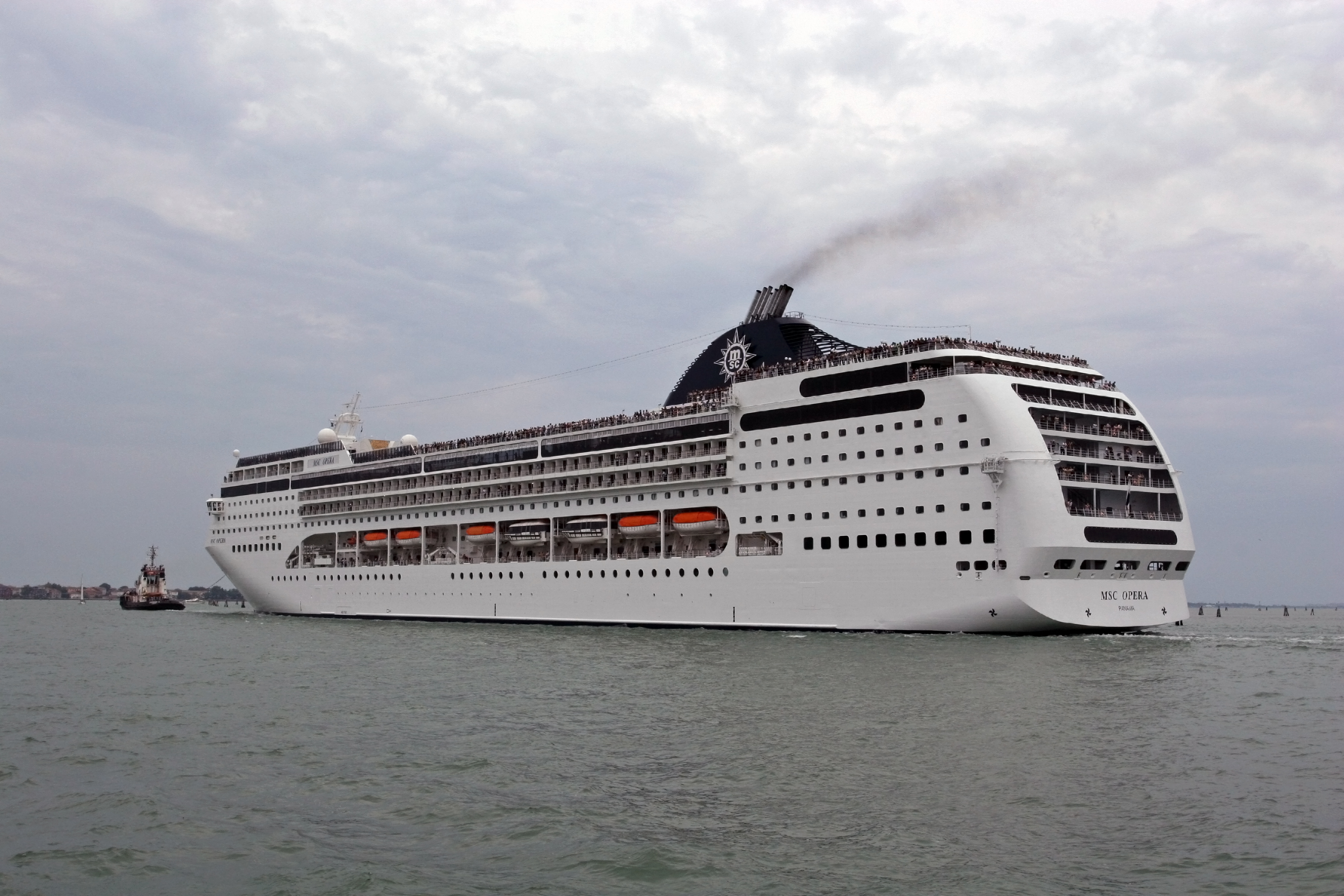 Paquebot de croisière entrant dans la lagune de Venise