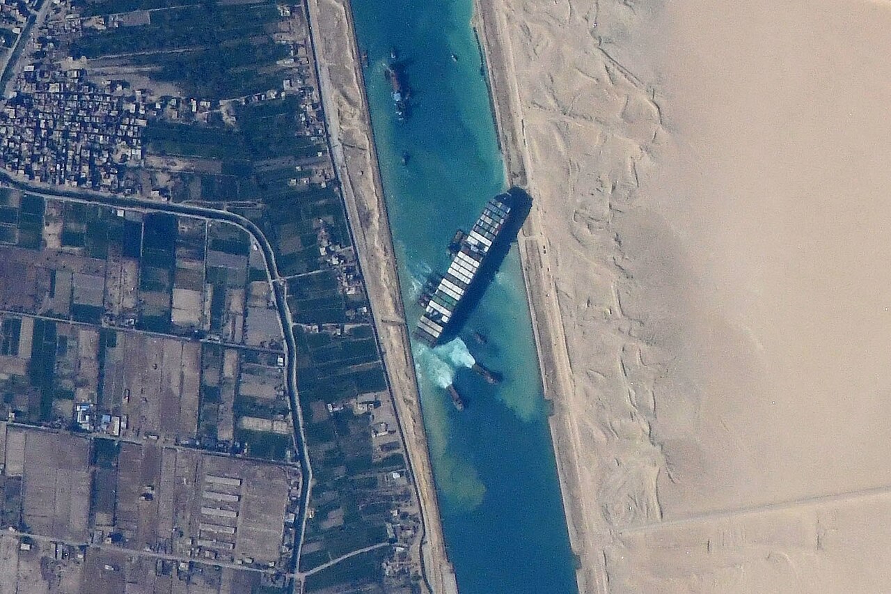 Vue depuis la Station spatiale internationale du canal de Suez avec l'Ever Given échoué