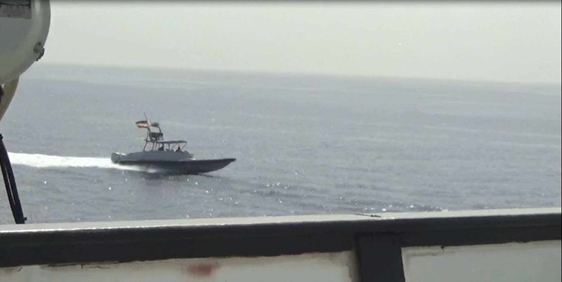 Vedette IRGC s'approchant de navires américains