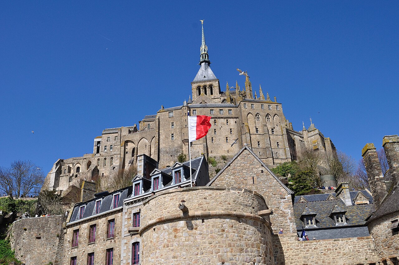 Vue du Mont-Saint-Michel sur sa baie à marée haute