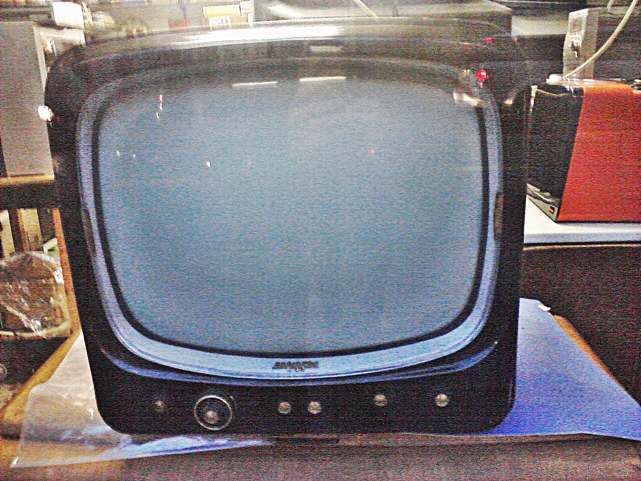 Téléviseur ancien des années 1950 à boîtier en bois