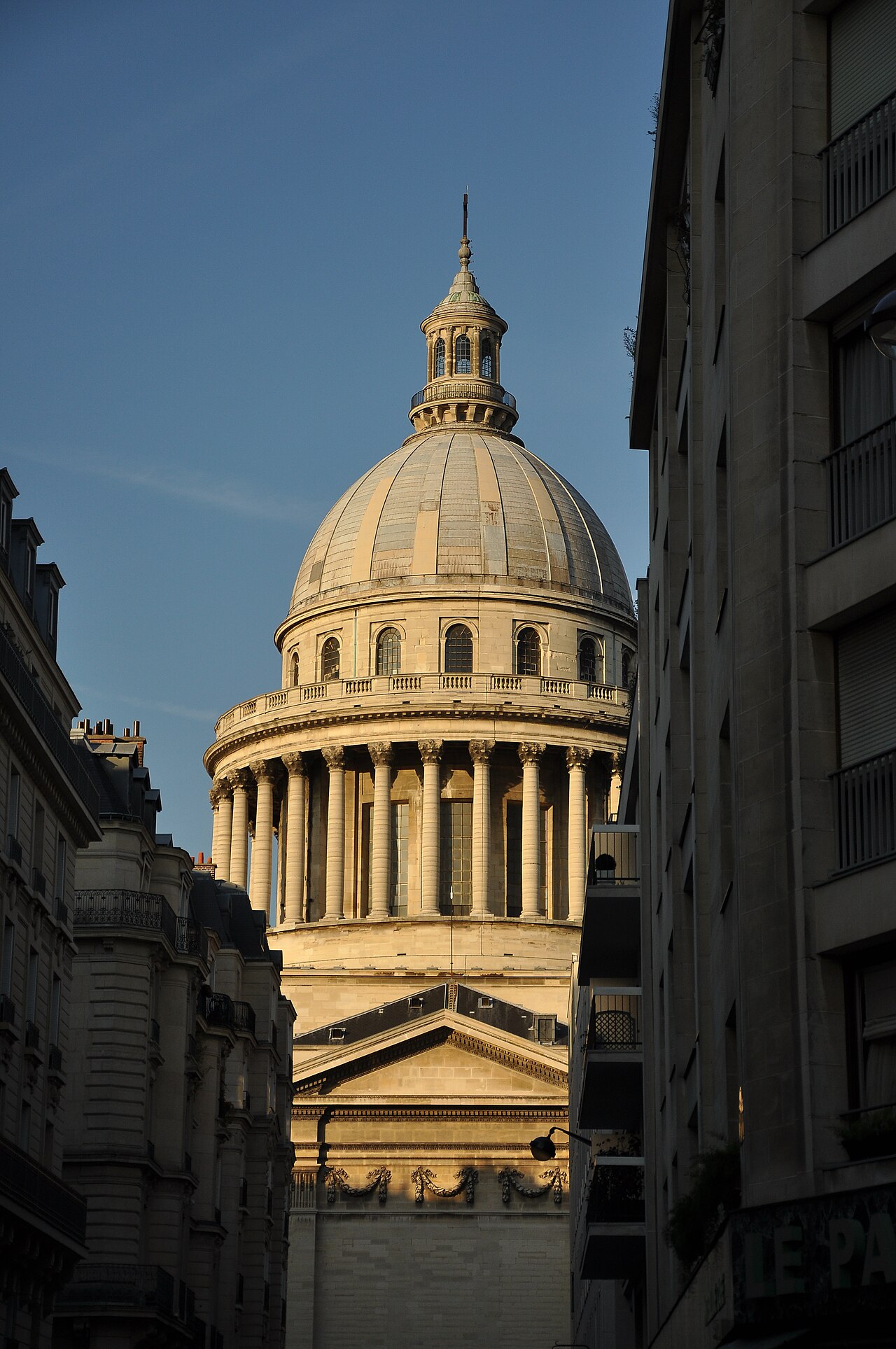 Façade du Panthéon de Paris sur la Montagne Sainte-Geneviève