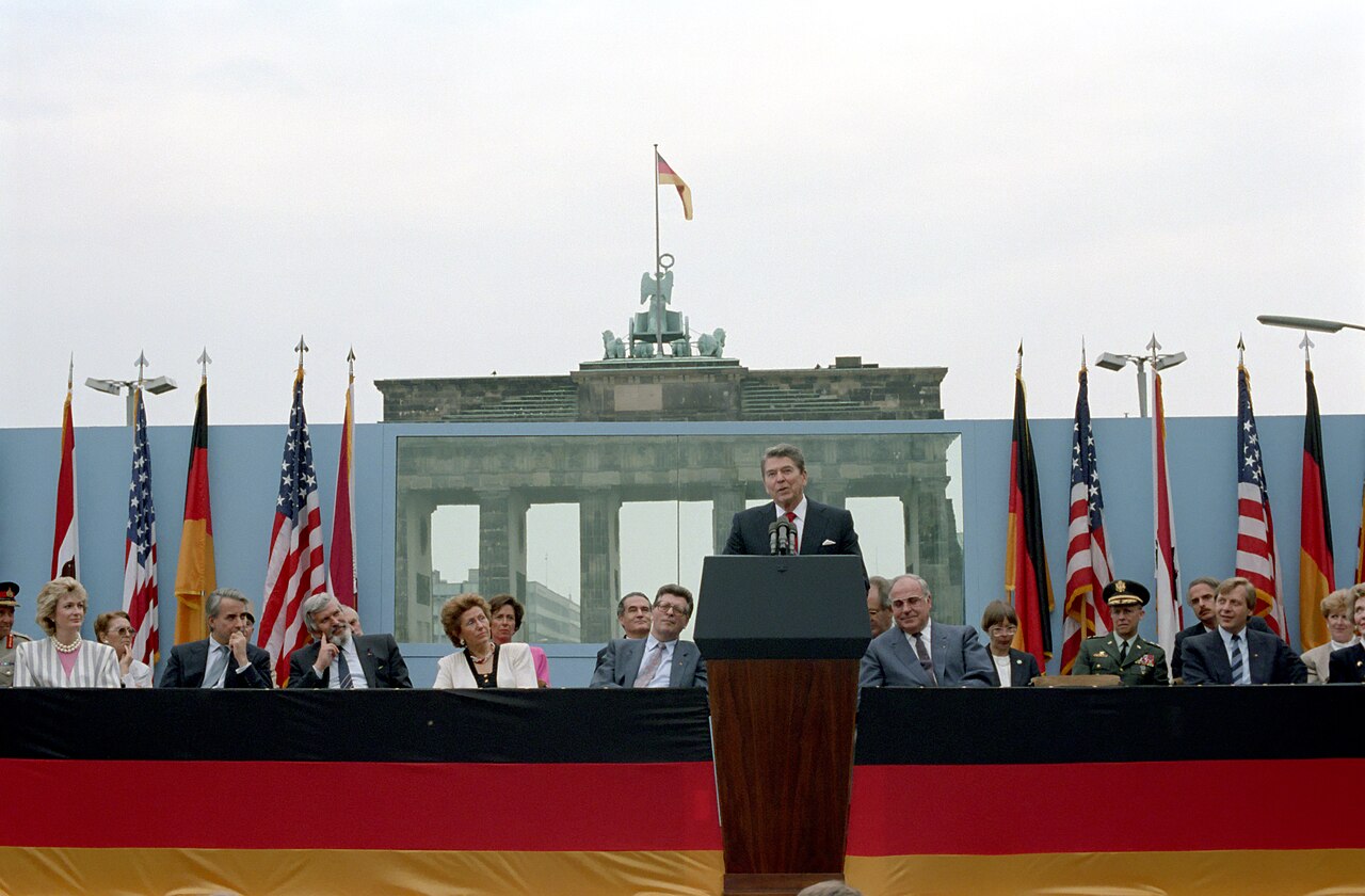 Ronald Reagan devant la porte de Brandebourg en 1987