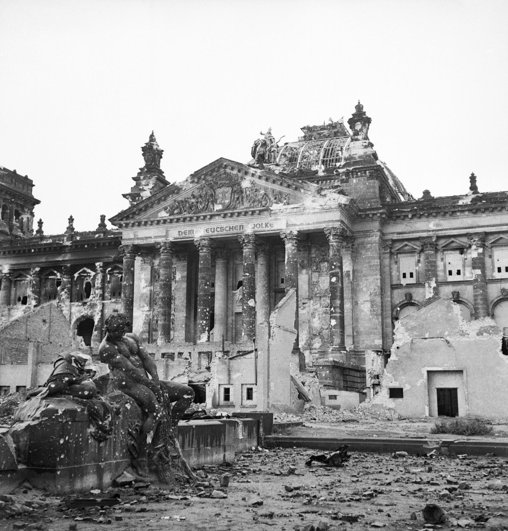 Ruines du Reichstag à Berlin, juin 1945