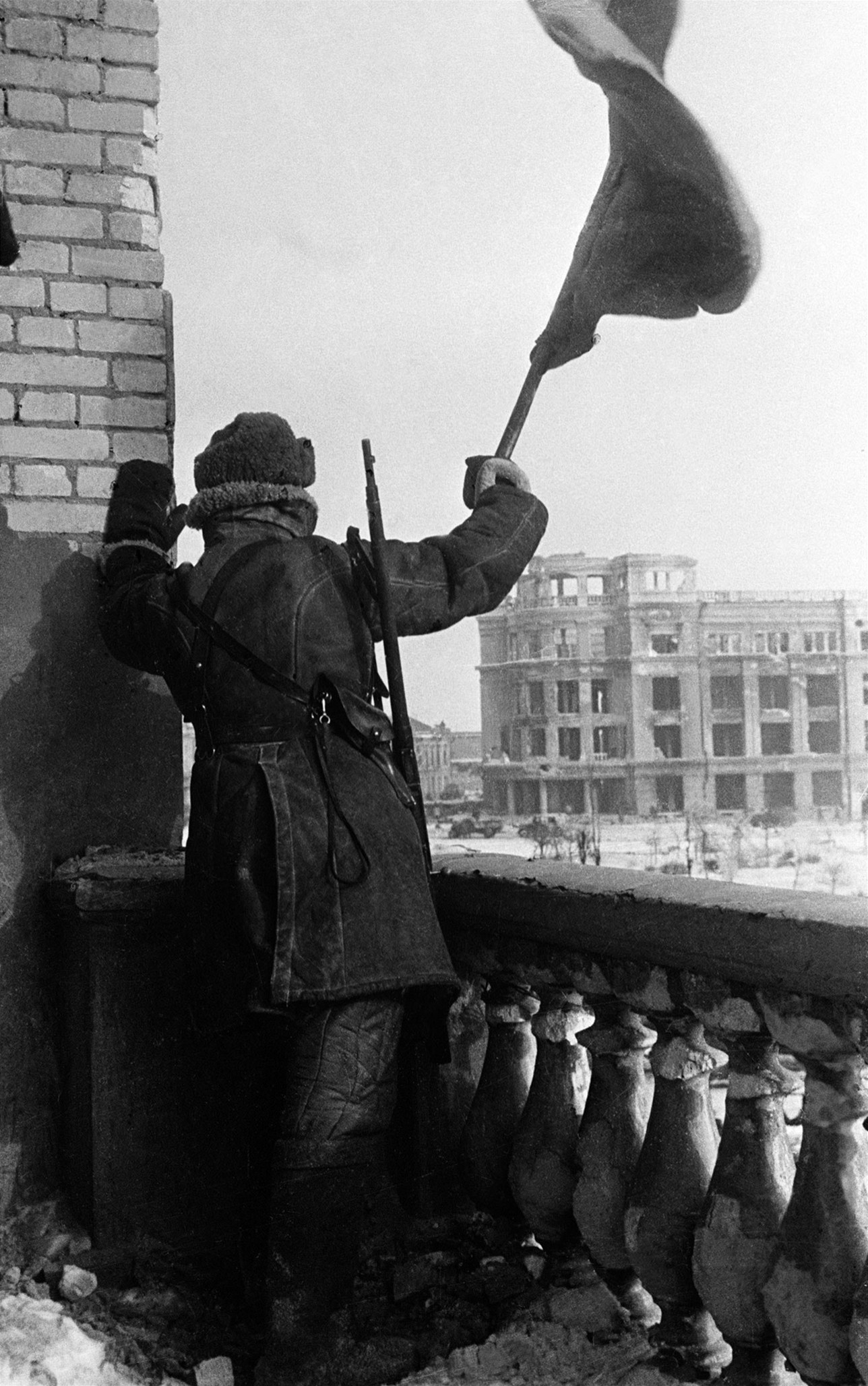 Libération de Stalingrad, février 1943, soldats soviétiques sur fond de ruines.