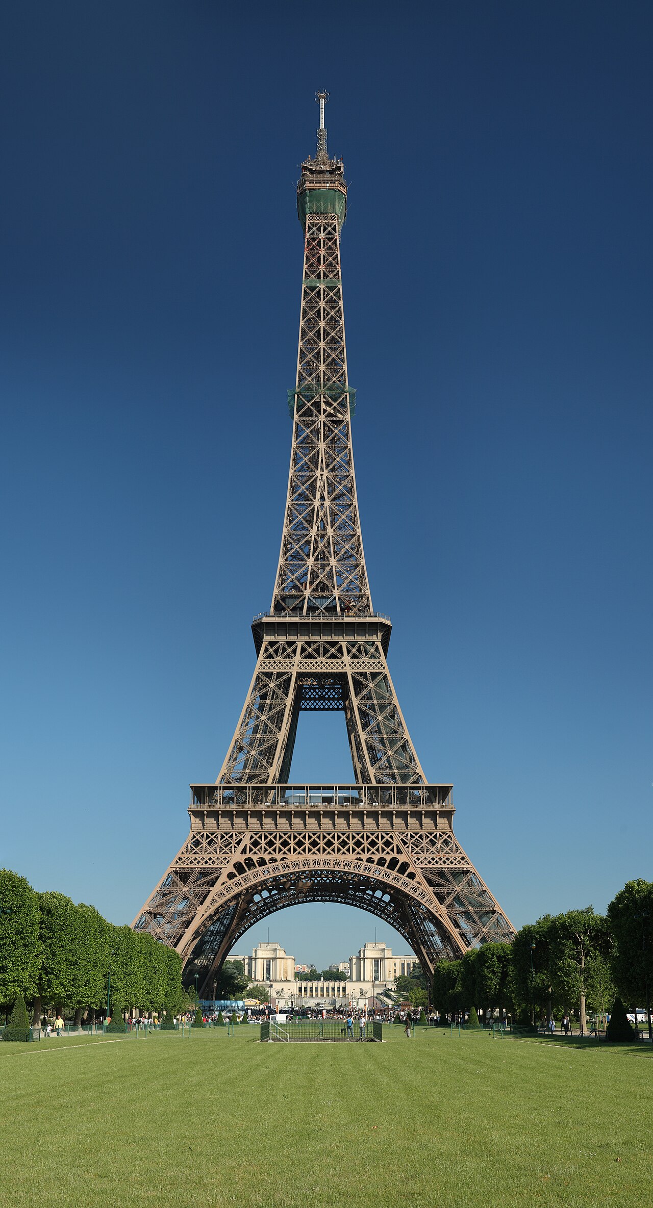 La Tour Eiffel vue depuis la Tour Saint-Jacques à Paris