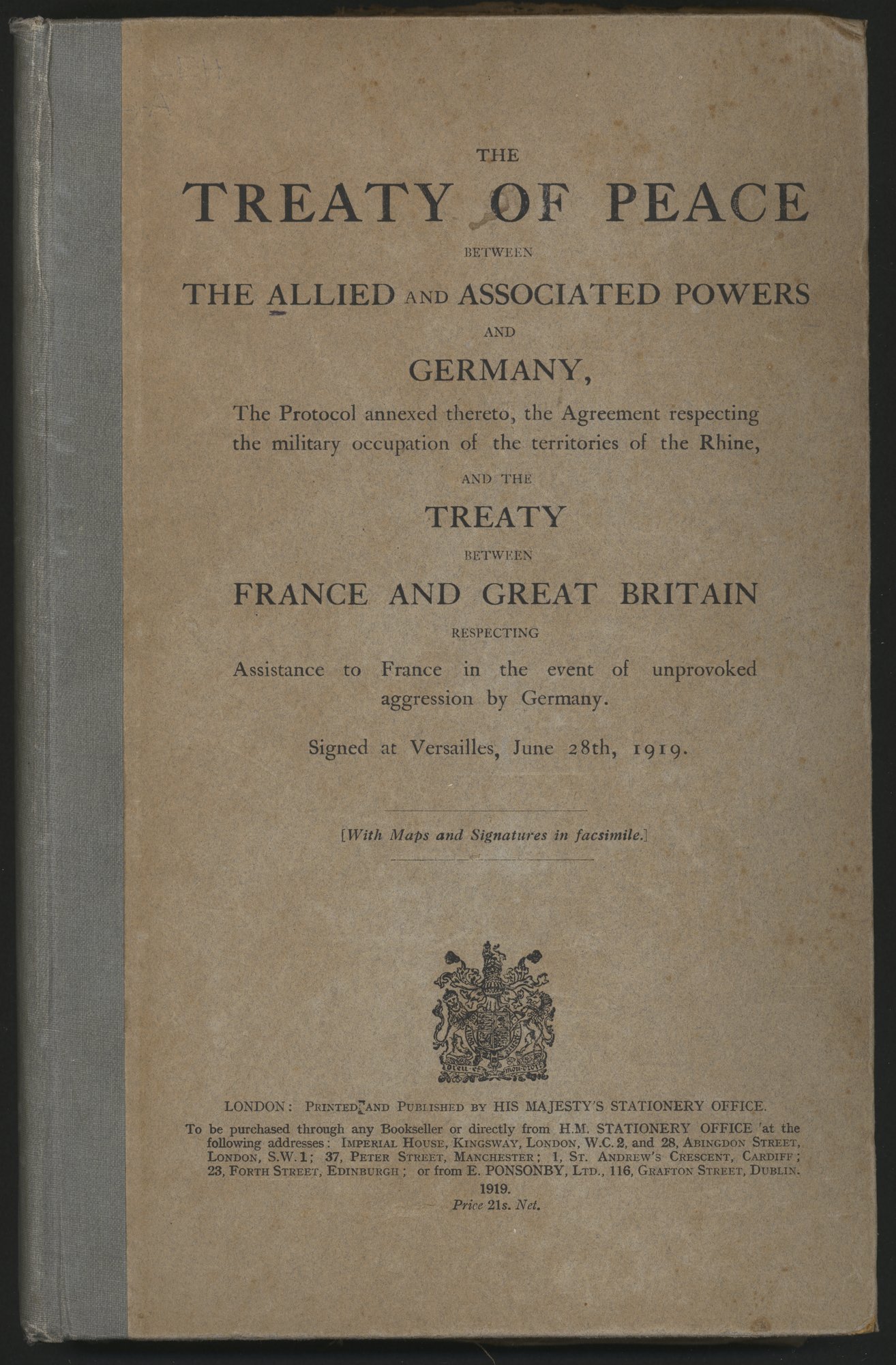Page de couverture en anglais du Traité de Versailles, document officiel signé le 28 juin 1919 entre les Puissances alliées et l'Allemagne.