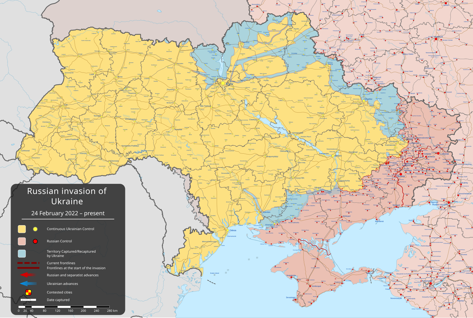 Carte de l'invasion russe de l'Ukraine. En jaune, le territoire ukrainien sous contrôle ; en rose, le territoire occupé par la Russie ; en bleu, les territoires repris par l'Ukraine depuis le début de l'invasion. Les flèches indiquent les avancées russes et ukrainiennes.