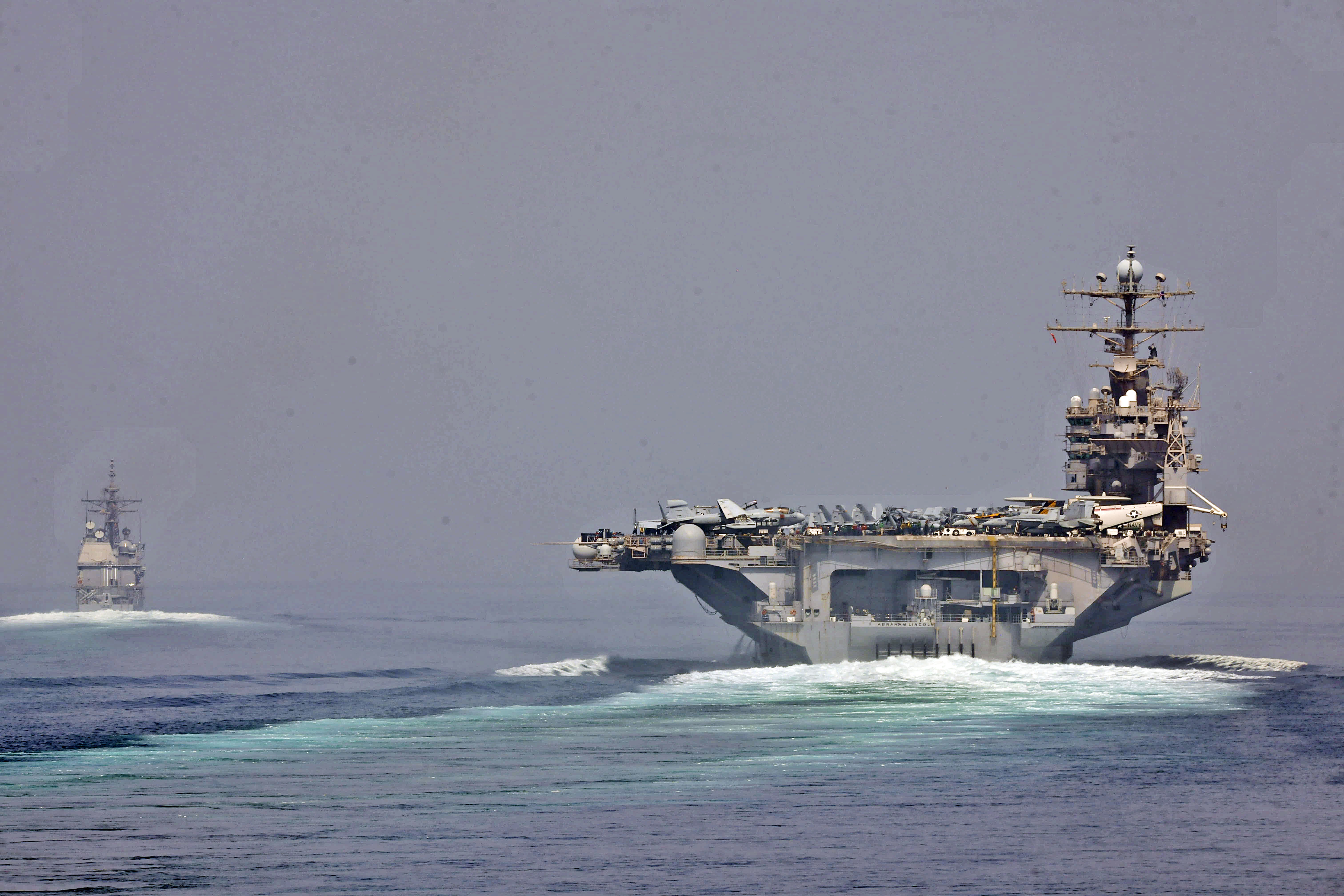 Navires de l'US Navy en transit dans le détroit d'Ormuz