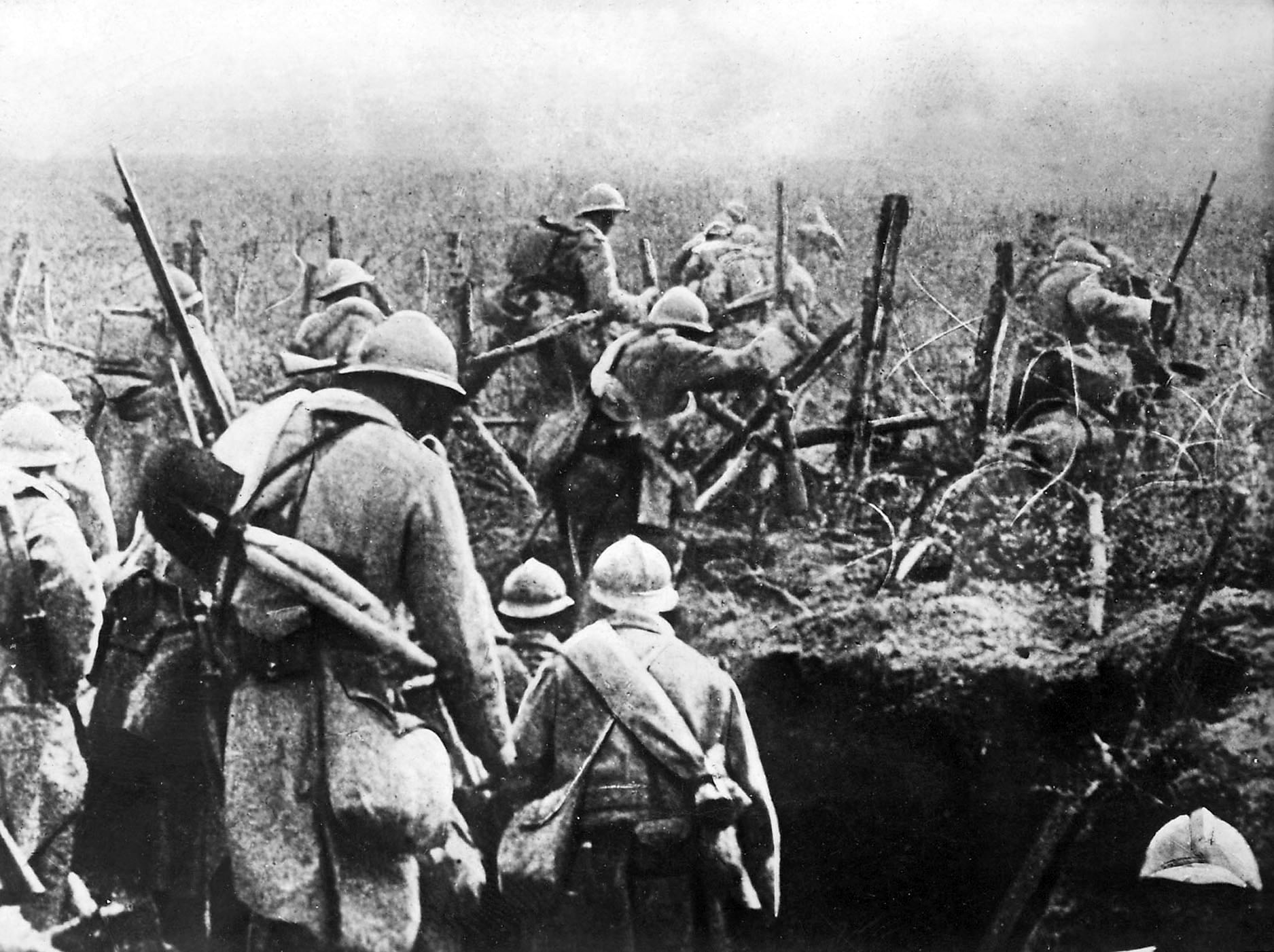 Soldats français à l'assaut sortant de leur tranchée pendant la bataille de Verdun, 1916.