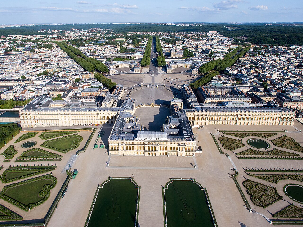 Vue aérienne du domaine de Versailles avec ses jardins
